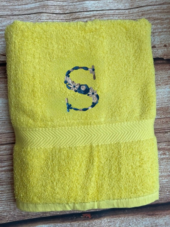 Embroidered personalised swimming or sports towel. Ideal gift // Floral Initial